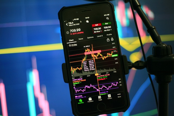 “Analyst Outlook: A Closer Look at Temperamental Techs and High Potential Buy Signals in 2024 – Dow Jones & Celsius, Eli Lilly”